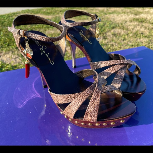 Report Signature Pepper, wood with metal studs and gold heels with charms! 🌶 - Picture 6 of 15